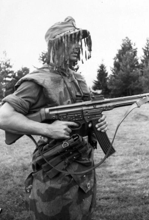 Bundesarchiv Bild 101I-676-7996-13, Infanterist mit Sturmgewehr 44.jpg