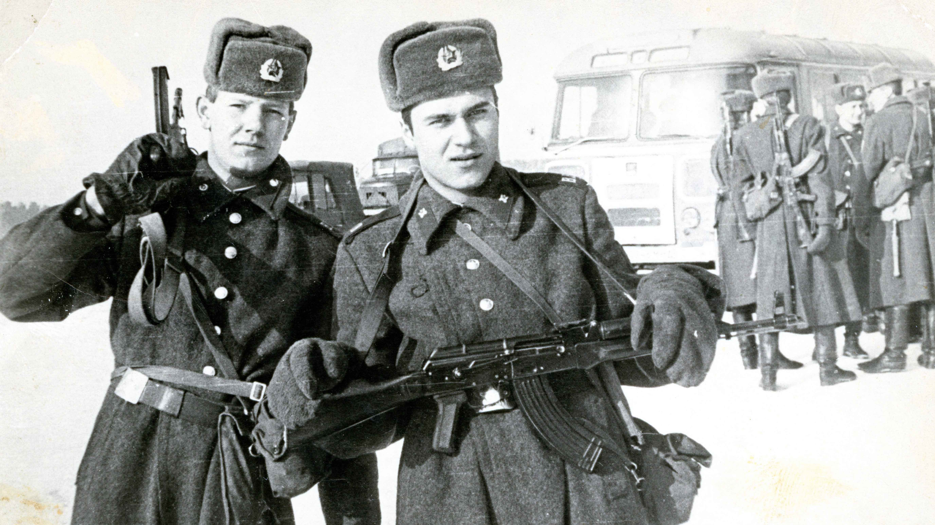 Soviet soldiers akm.jpg